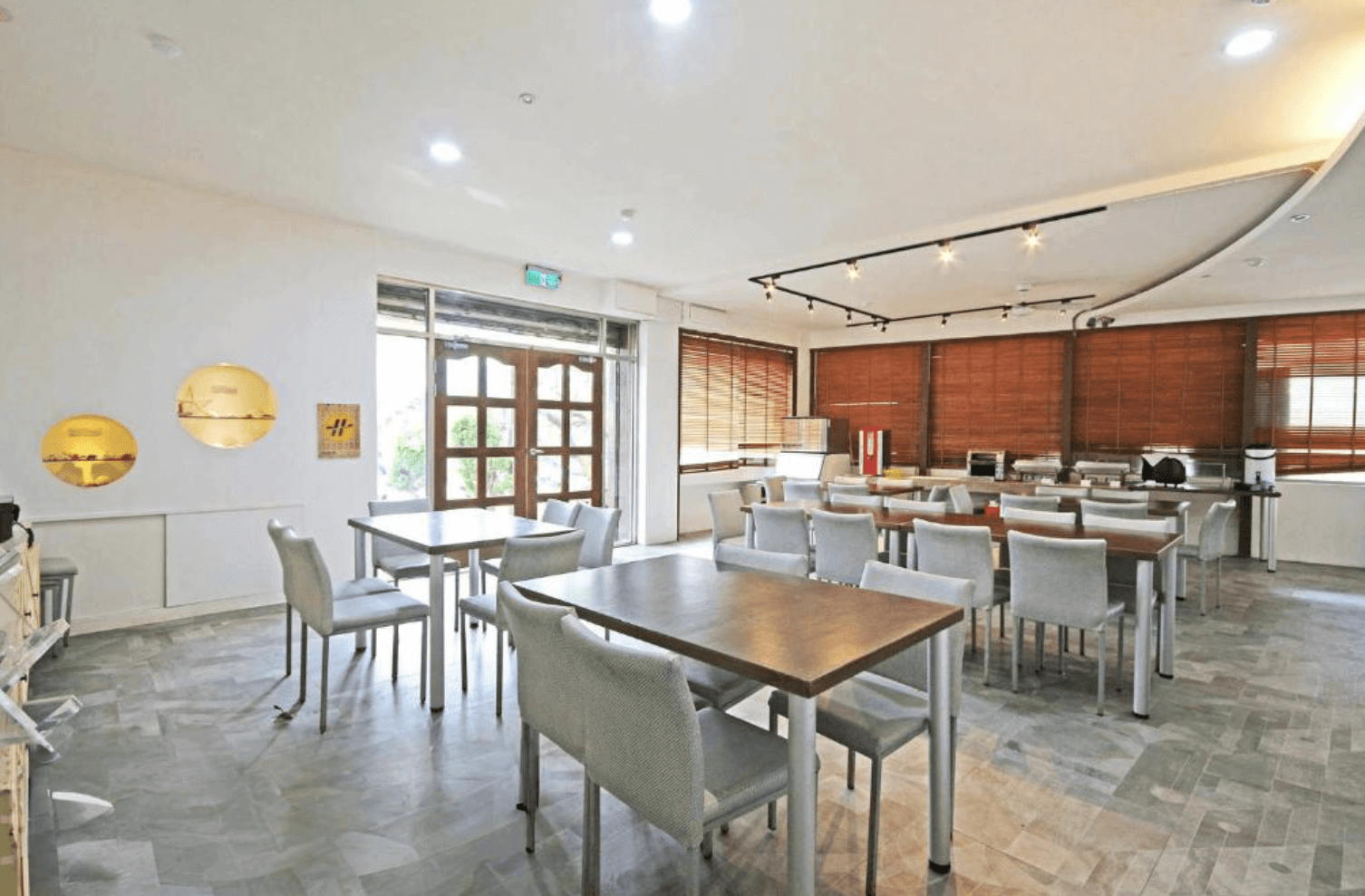 【綠島寵物友善住宿】「拾光旅行－綠島民宿浴室，採用米色與白色磁磚設計，配有坐式馬桶、洗手盆與淋浴設備，環境整潔明亮。」