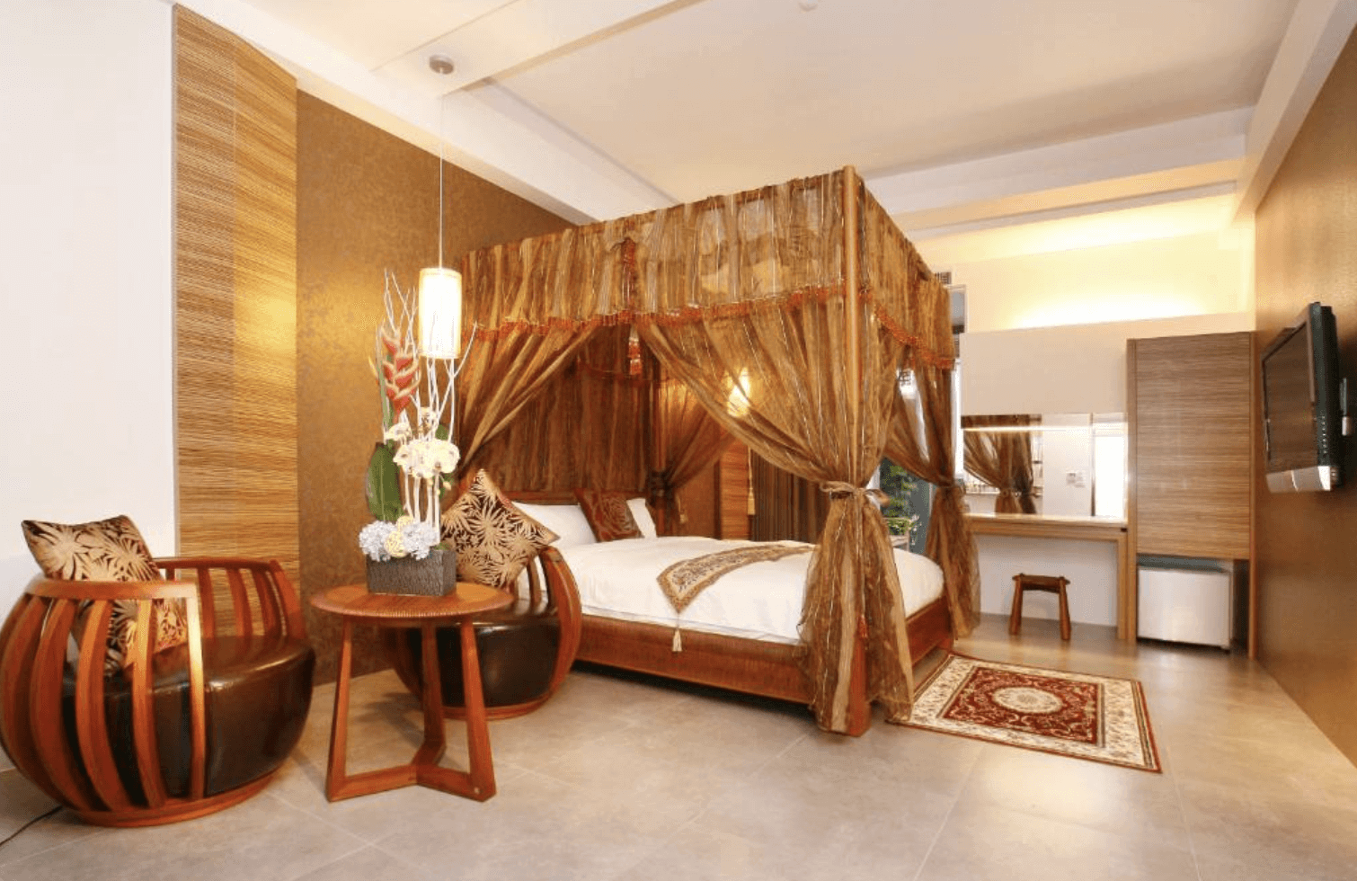 【宜蘭溫泉飯店】「春水笈溫泉渡假會館」— 具有南洋風格的雙人房，四柱床搭配紗簾與木質家具，營造浪漫異國度假感。