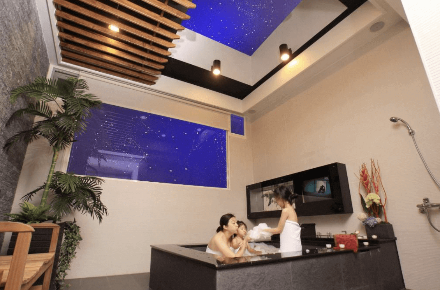 【宜蘭溫泉飯店】「春水笈溫泉渡假會館」— 房內私人湯屋，設有觀星天窗與大片玻璃窗，浴池空間寬敞，營造放鬆療癒的泡湯體驗。