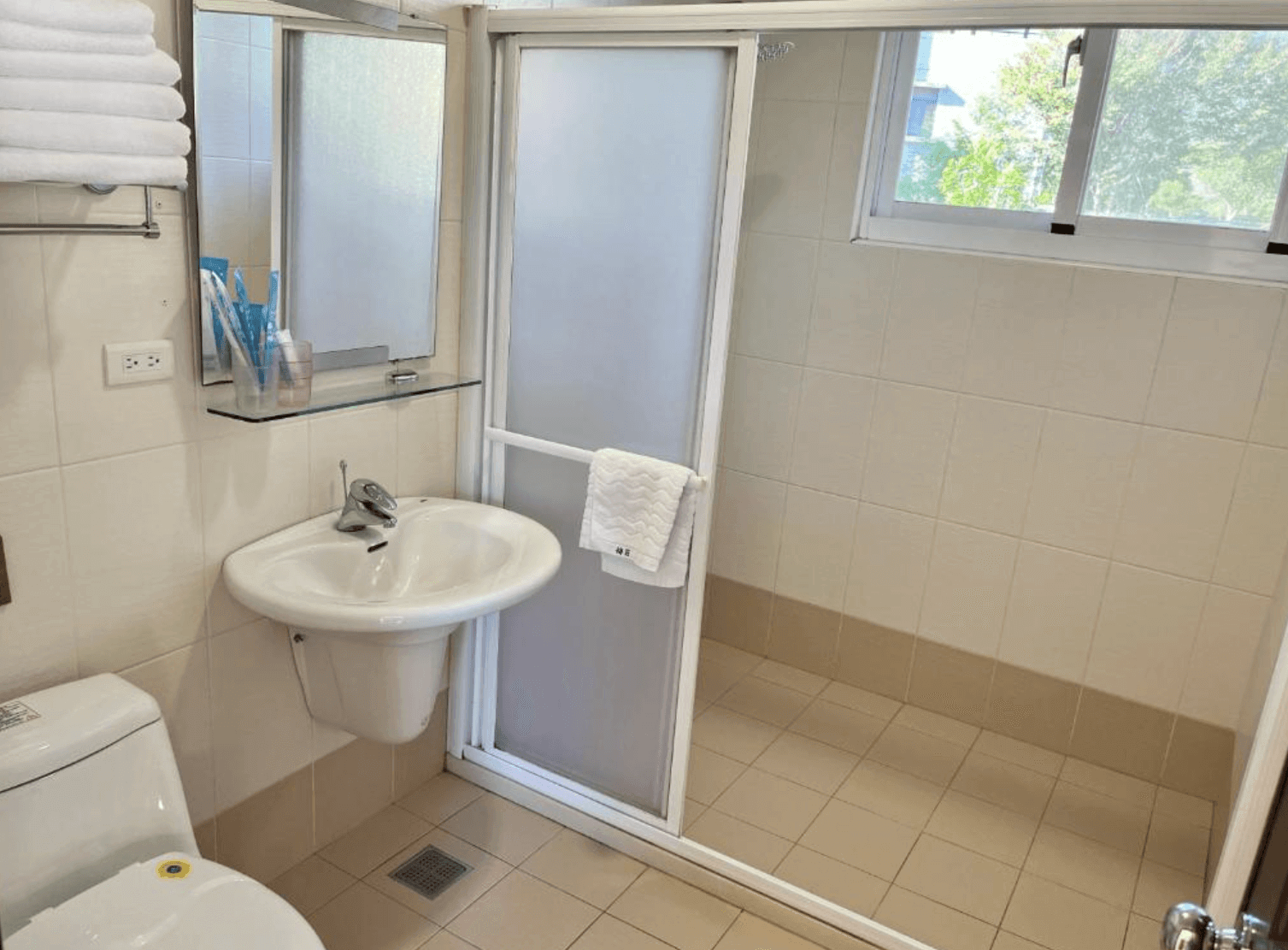 【東華大學民宿】梅匠‧花蓮寵物友善民宿衛浴設備，乾濕分離淋浴間與明亮採光窗，備品齊全、整體潔淨明亮。