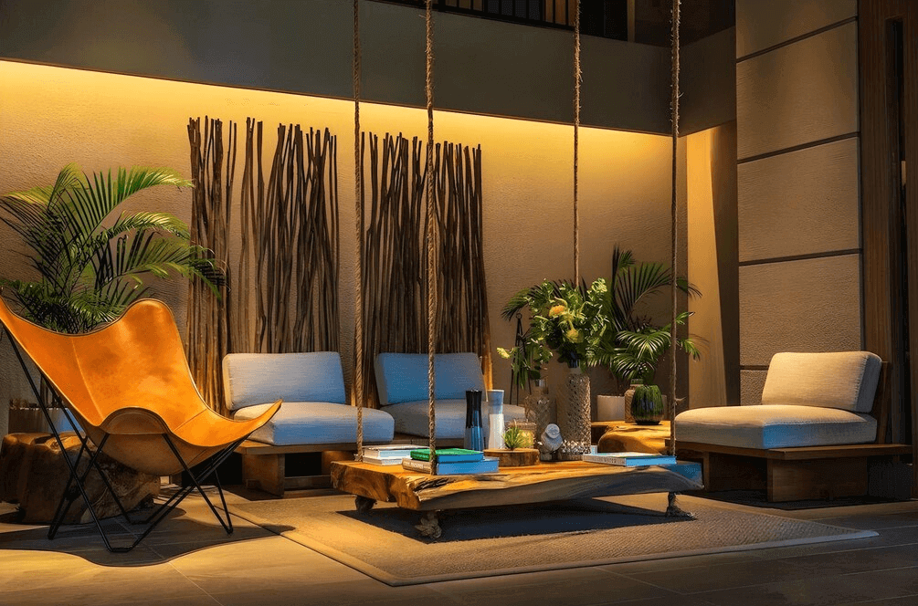 【讀谷村住宿】「沖繩讀谷 GLAMDAY STYLE 酒店及度假村大廳休憩空間，以木質家具、植栽與暖黃燈光營造自然沉穩的精品度假氛圍。」