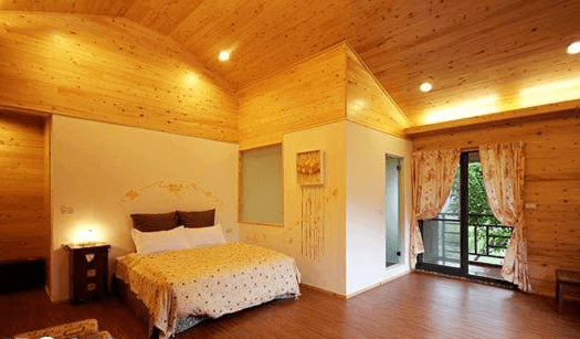 【瑞里住宿】「瑞里漫步雲端民宿景觀雙人房｜挑高木質天花設計，搭配落地窗與陽台，讓自然光灑入室內，氣氛溫暖悠閒。」