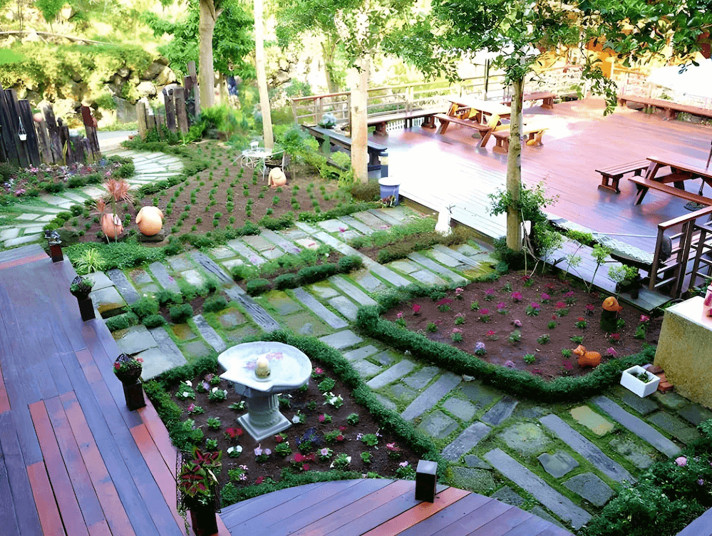 【瑞里住宿】「瑞里漫步雲端民宿庭園｜綠意盎然的戶外花園，石板步道與植栽巧妙排列，提供旅人放鬆散步的療癒空間。」