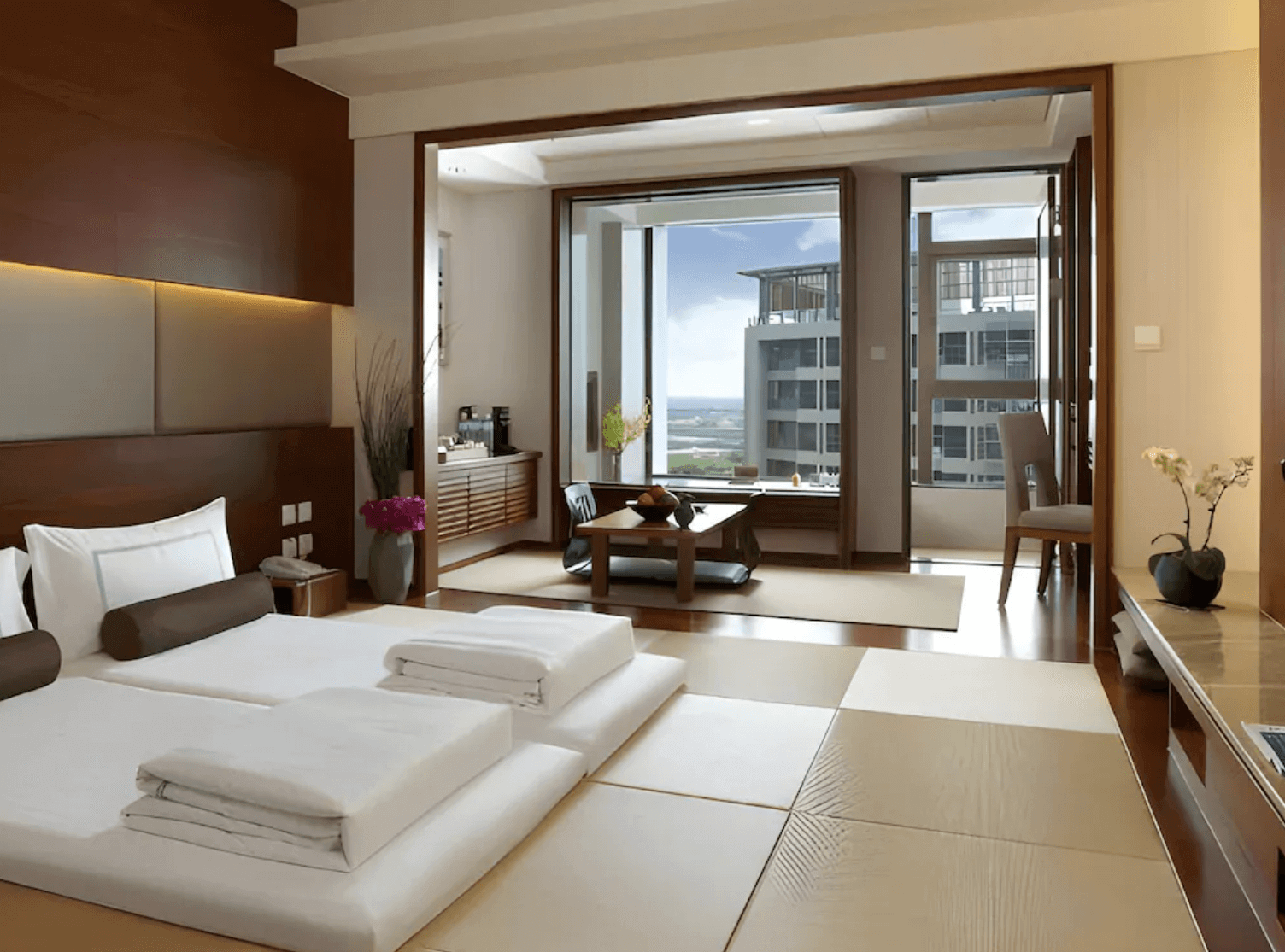 【宜蘭溫泉飯店】「礁溪長榮鳳凰酒店和洋式客房，房內鋪設榻榻米並採木質設計風格，附和式小茶几與座墊，可從落地窗欣賞戶外景色，空間典雅且充滿日式氛圍。」