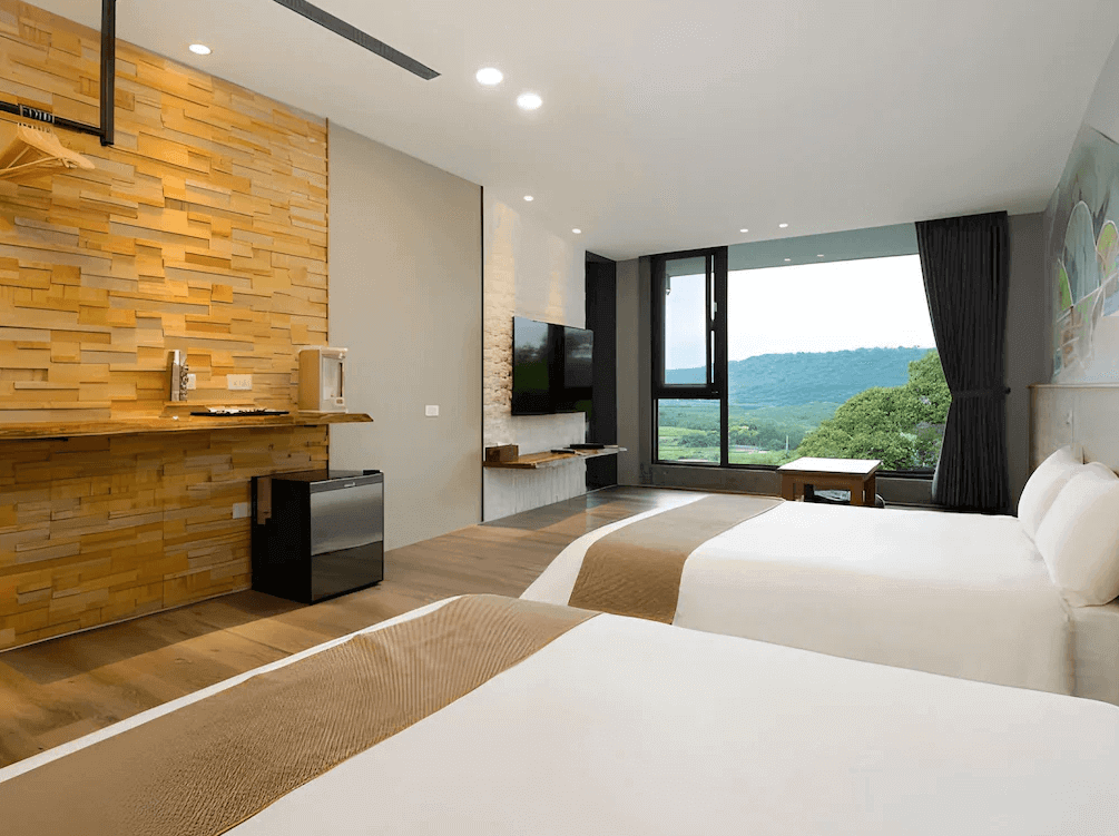 【大溪住宿】秘境41民宿 山景四人房，兩張大床設計寬敞明亮，大片窗景可眺望綠意山景，房內以木質元素與米色調營造自然氛圍。