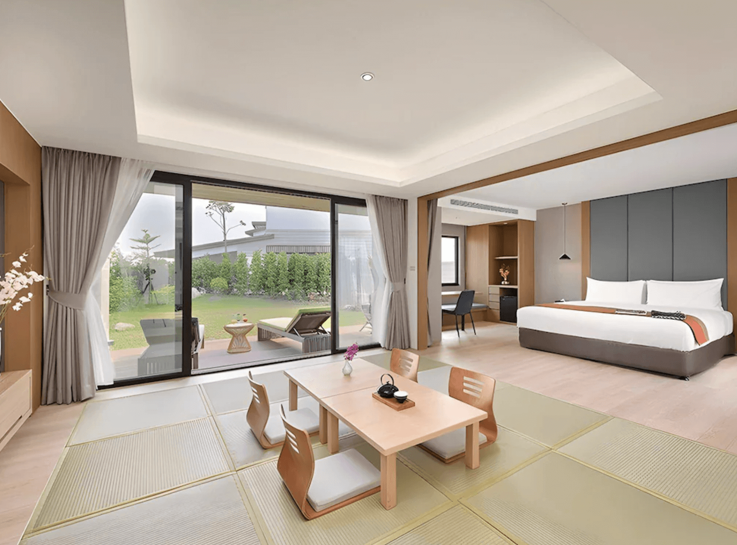 【宜蘭溫泉飯店】「綠舞國際觀光飯店和洋家庭房，房內配置榻榻米茶几區、雙人床、大面落地窗與通往草地庭園的私人露台。」