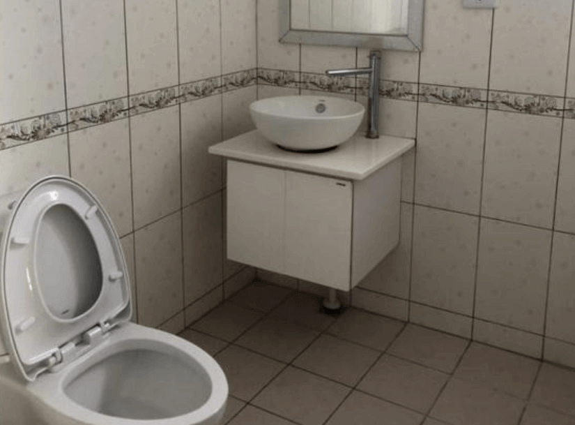 【綠島寵物友善住宿】「綠島美人魚民宿的衛浴空間，採用米白色磁磚設計，設有坐式馬桶與洗手台，環境乾淨明亮，整體簡潔實用。」