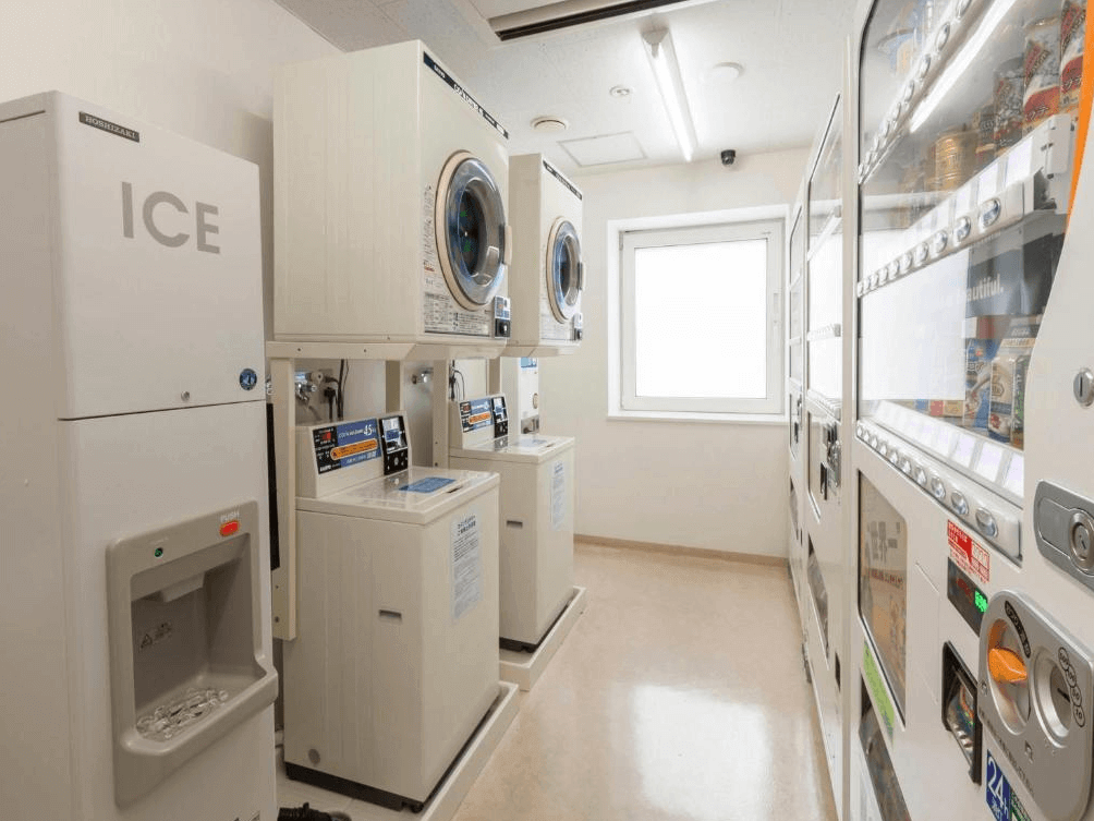 【北見住宿】舒適北見酒店的自助設施區，內有洗衣機、烘乾機、自動販賣機與製冰機，提供旅客便利的住宿服務與休憩設備。