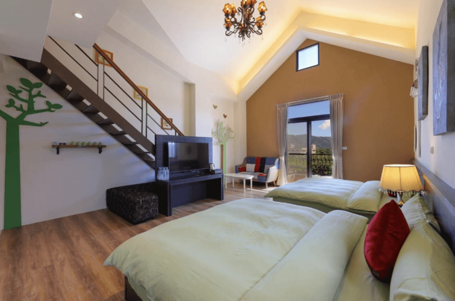 【東華大學民宿】「花綠蒂庭園民宿」樓中樓四人房，挑高屋頂設計與閣樓樓梯，搭配柔和燈光與自然景觀陽台，提供舒適寬敞的親子住宿空間。