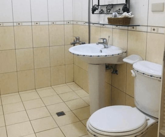 【瑞里住宿】「茗軒竹民宿浴室｜乾淨整潔的米色磁磚浴室，配有洗手台、馬桶與簡約收納籃，維持明亮衛生。」