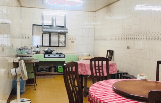 【瑞里住宿】「茗軒竹民宿公共廚房與餐廳｜設有瓦斯爐、抽油煙機與多組餐桌，紅白格桌巾營造家庭般溫馨用餐空間。」
