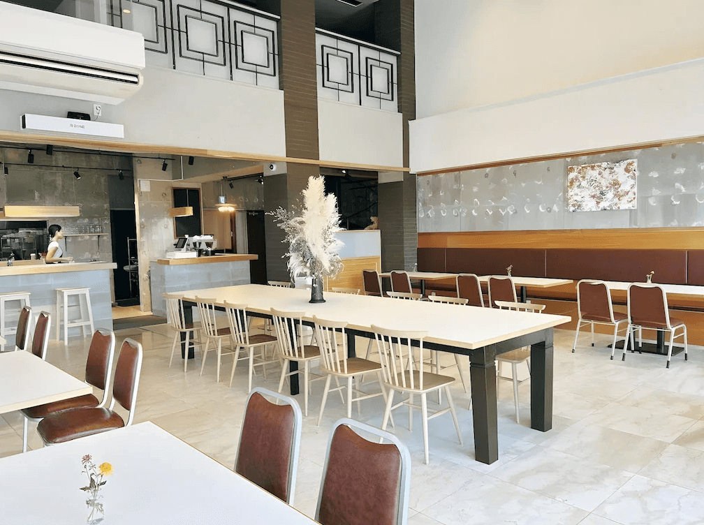 【讀谷村住宿】「讀谷皇家飯店的餐廳空間設計明亮簡潔，搭配木質家具與大面窗景，提供旅客悠閒舒適的用餐環境。」