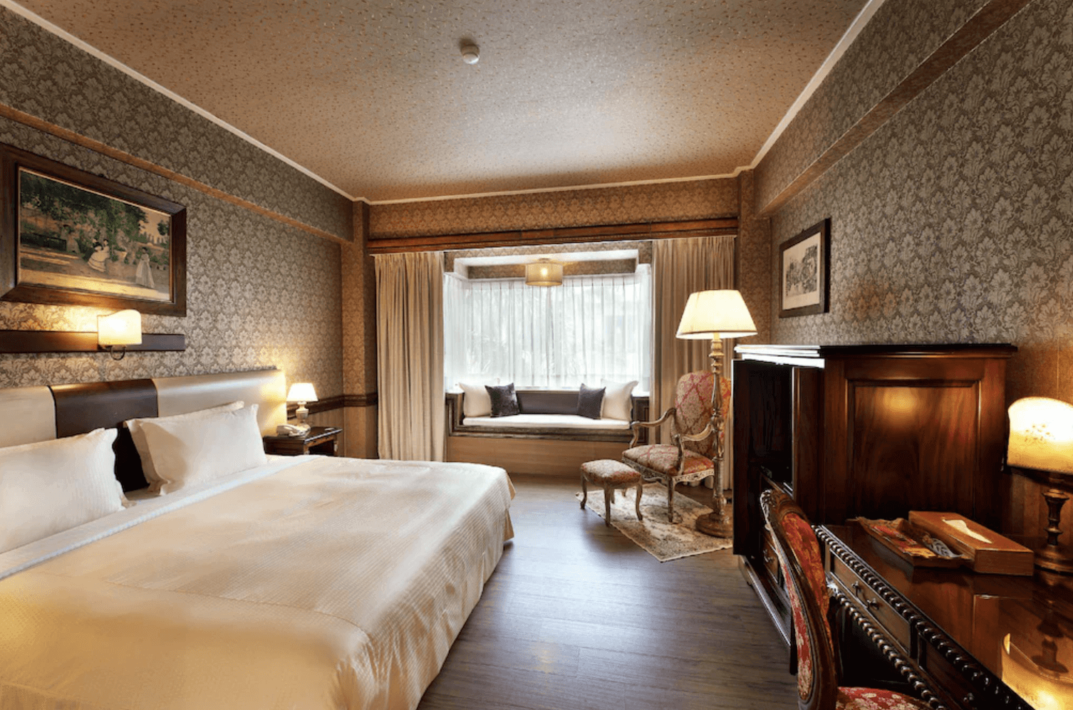 【宜蘭溫泉飯店】「香格里拉渡假飯店」— 經典歐風雙人房，房內以復古壁紙、木質家具與大面窗台座位打造溫馨質感，呈現典雅而舒適的住宿氛圍。