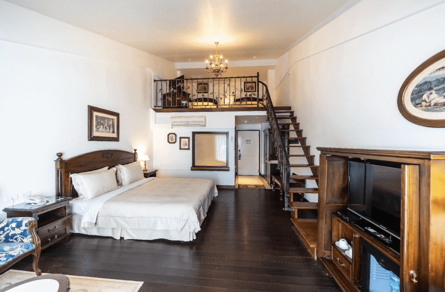 【宜蘭溫泉飯店】「香格里拉渡假飯店」— 雙層樓中樓房型，一樓為寬敞主臥與木質家具，二樓以鐵件樓梯通往小閣樓睡眠空間，整體風格帶有典藏古典氣息。