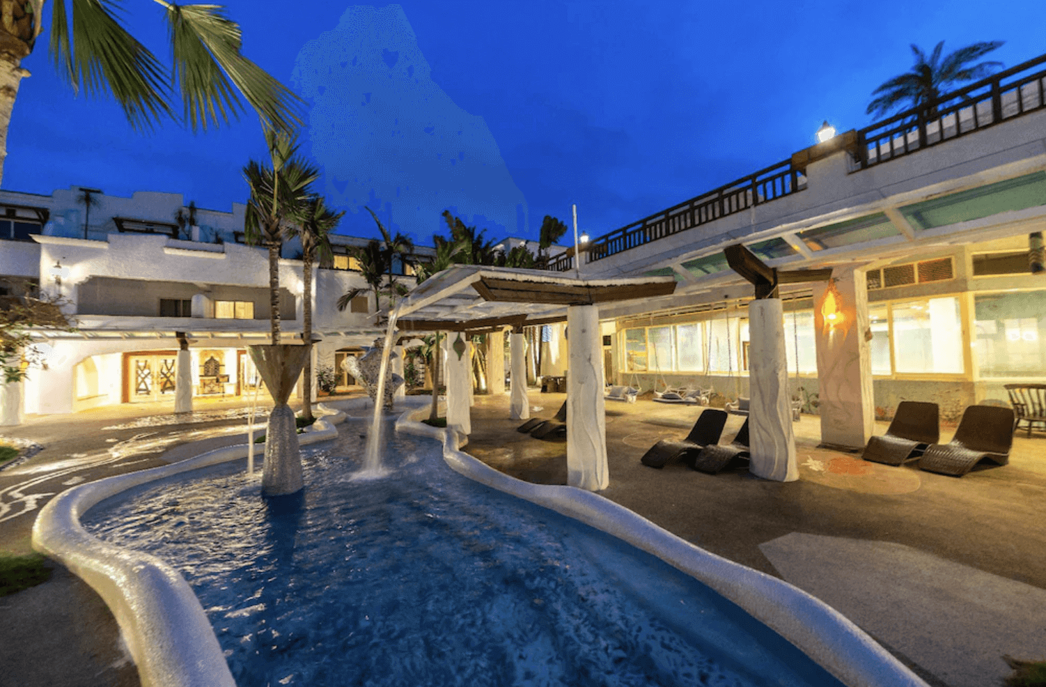 【宜蘭溫泉飯店】「香格里拉渡假飯店」— 夜間戶外水療區，設有多種沖瀉水柱、按摩水療池與躺椅，周邊棕櫚樹與度假風照明營造悠閒南歐氛圍。