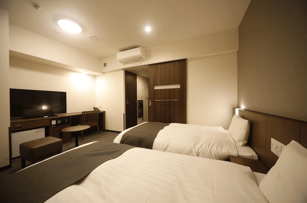 【大分住宿】Dormy Inn大分自然溫泉 (Dormy Inn Oita Natural Hot Springs) 的餐廳「Hatago」,空間寬敞且鋪設質感木地板,早晨陽光透過落地窗灑落,提供旅客享用豐富自助早餐或夜間免費「夜鳴拉麵」的舒適場所。