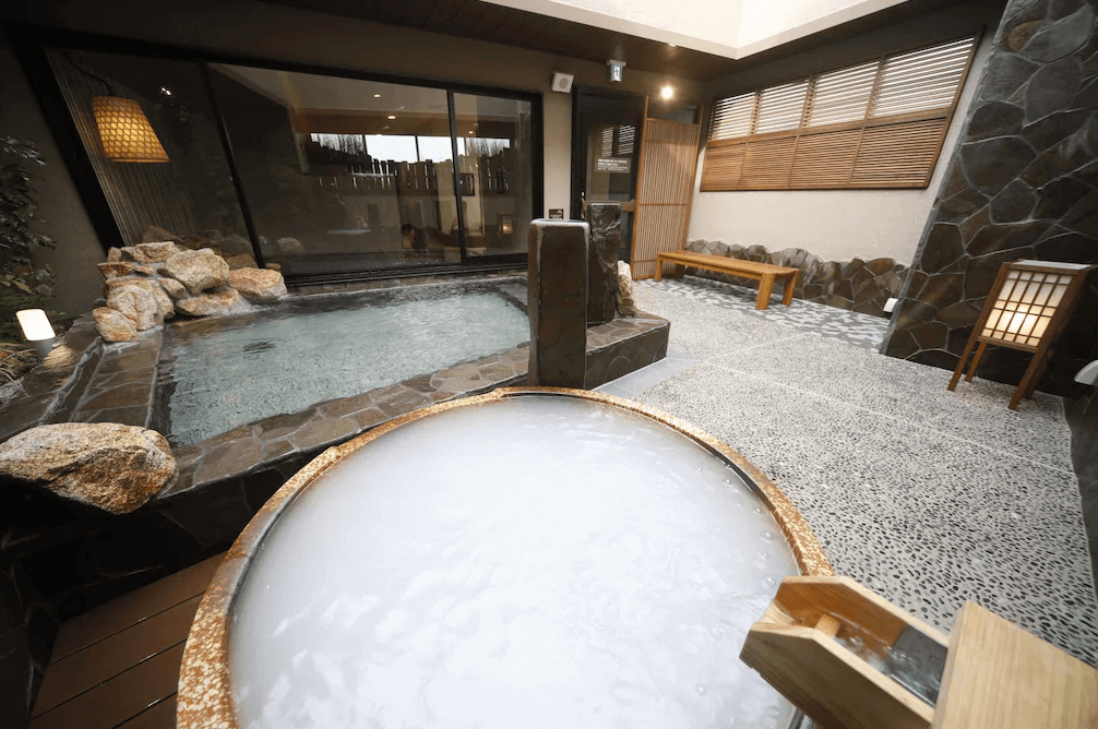 【大分住宿】Dormy Inn大分自然溫泉 (Dormy Inn Oita Natural Hot Springs) 的標準雙床房型,配置兩張舒適的單人床與小型圓桌,整體空間雖精巧但機能完善,是商務出差或雙人旅遊的高CP值選擇。