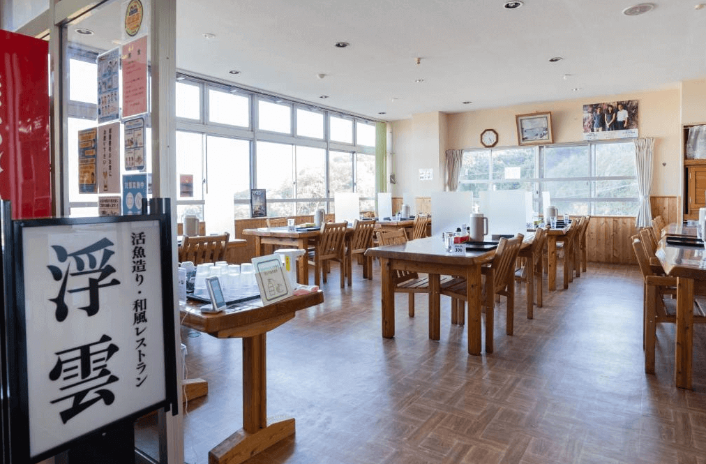 【屋久島住宿】「Hotel Yakushima Sanso 館內餐廳，空間寬敞明亮，以木質桌椅營造溫馨氛圍，可享用當地海鮮與日式料理。」