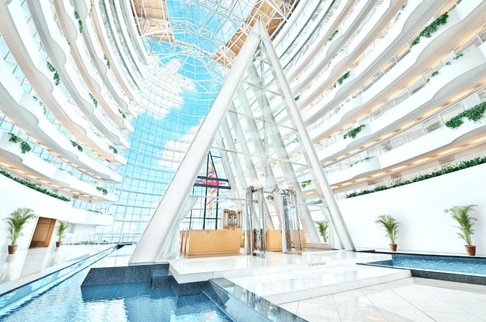 【霧島住宿】京瓷飯店宏偉的中庭大廳，擁有壯觀的挑高純白建築結構與夢幻的水晶教堂，是該飯店最具代表性的打卡地標。