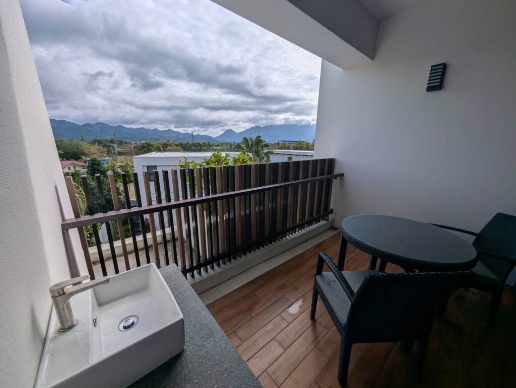 〈元湯溫泉居〉和式四人房的景觀陽台，備有洗手台與桌椅，可欣賞戶外山景。