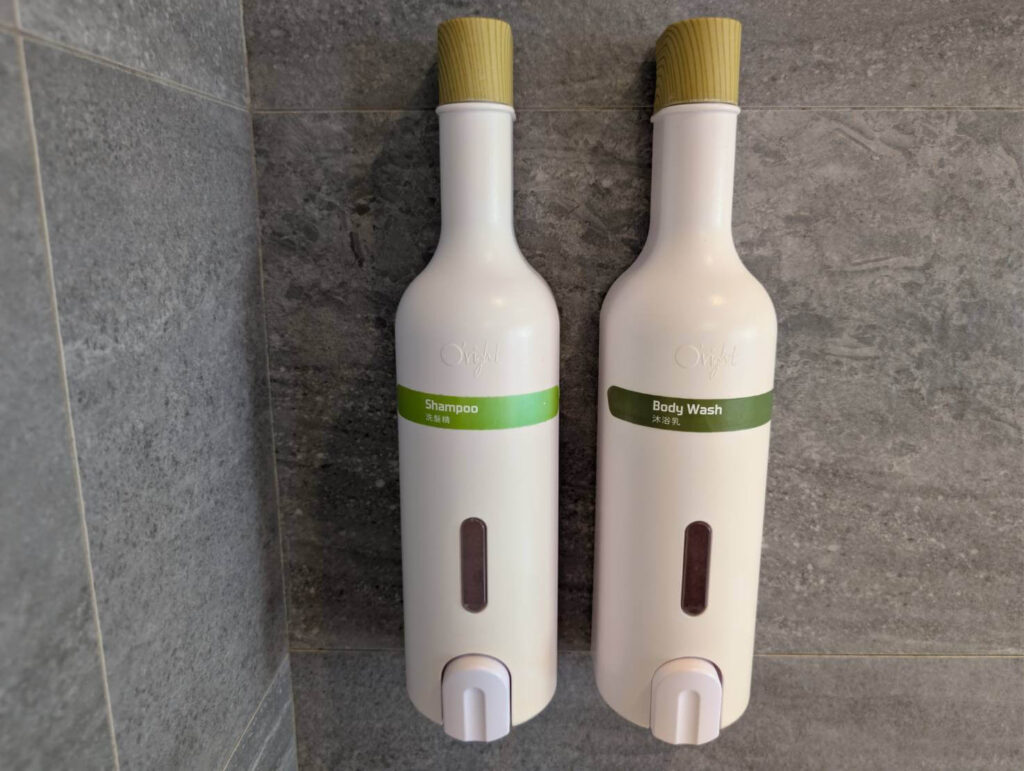 〈元湯溫泉居〉浴室使用歐萊德 O’right 沐浴乳與洗髮精，以壁掛式瓶身呈現簡潔環保風格。