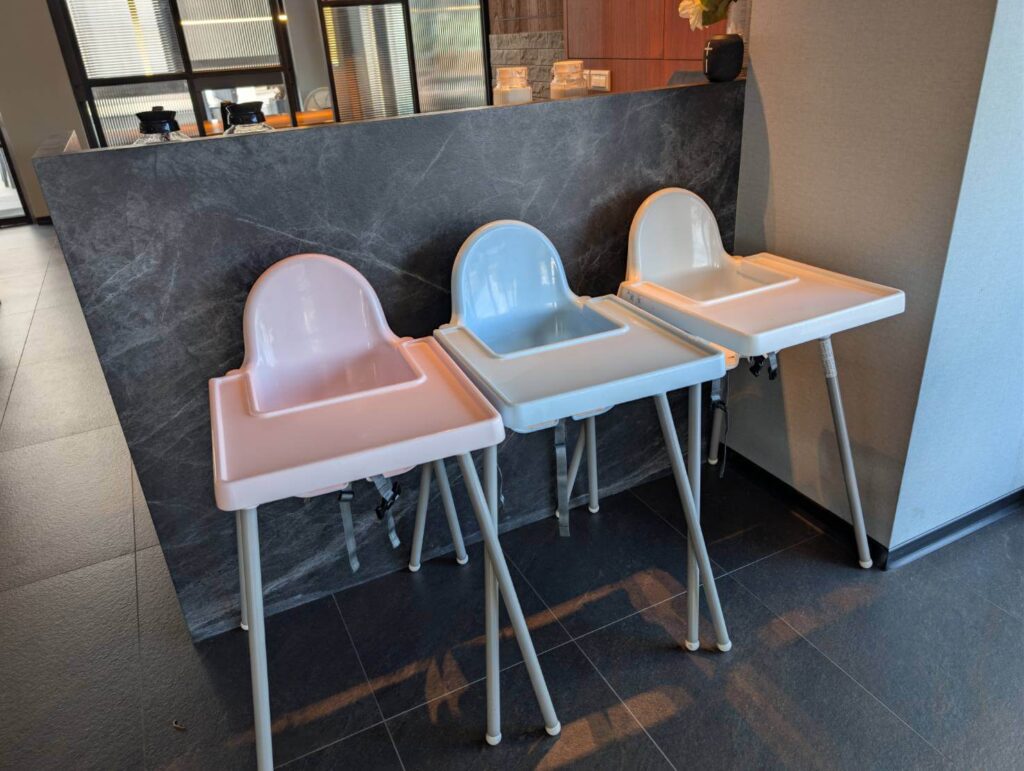 〈元湯溫泉居〉餐廳提供的兒童餐椅，整齊擺放三張高腳嬰兒座椅，方便親子旅客使用。