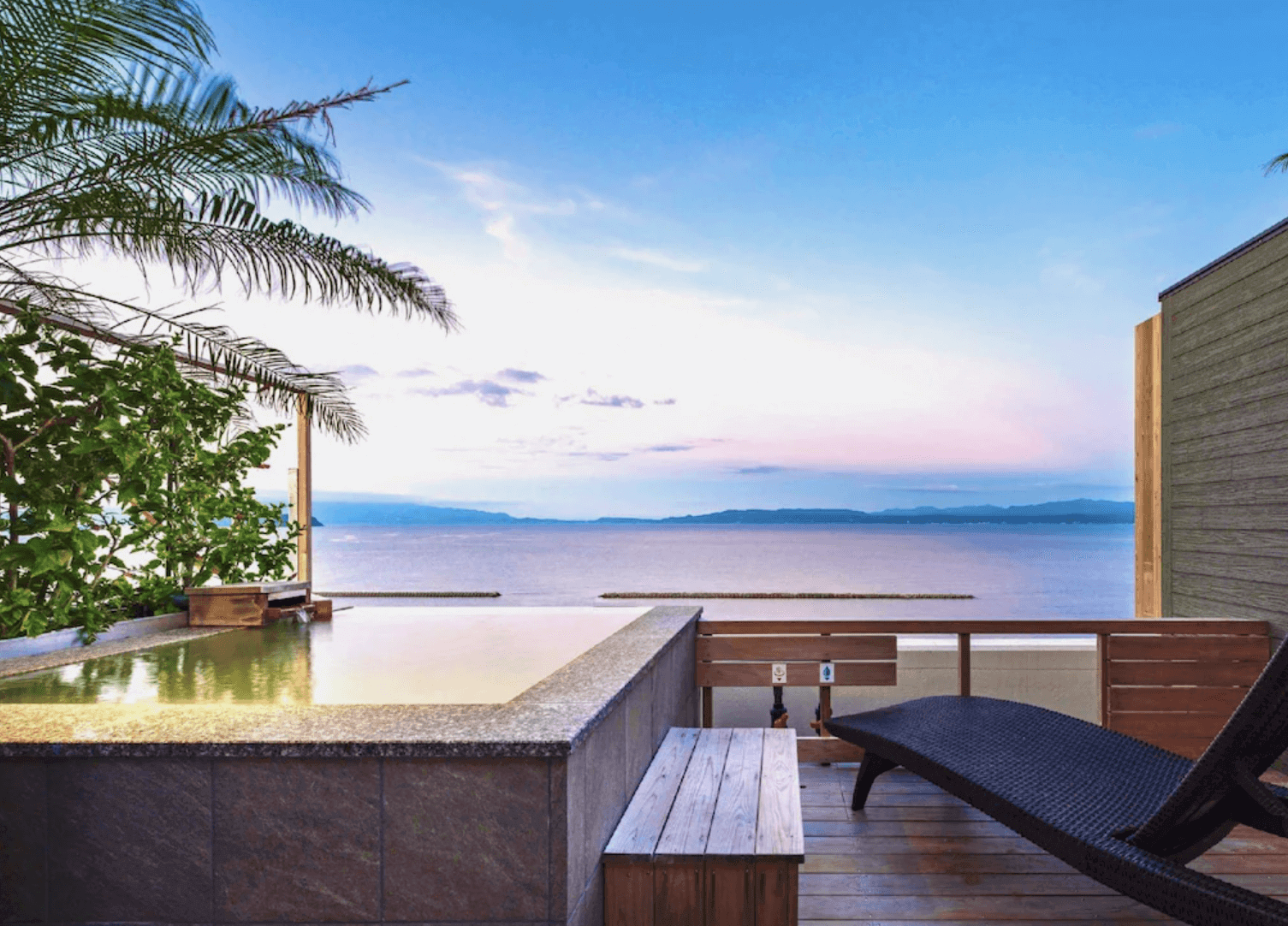 【指宿住宿】吟松花之溫泉飯店 (Hana no Onsen Hotel Ginsyo) 的露天溫泉浴池，擁有無邊際般的絕佳視野，旅客可在此邊泡湯邊享受海風吹拂，躺在休閒椅上將廣闊的海洋與天空美景盡收眼底。