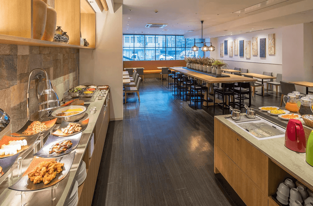【大分住宿】大分Forza飯店 (Hotel Forza Oita) 的豪華客房,房內擁有溫暖柔和的照明,最大亮點是窗邊配備了一張專屬的紅色按摩椅,讓旅客在旅途中能徹底放鬆身心。