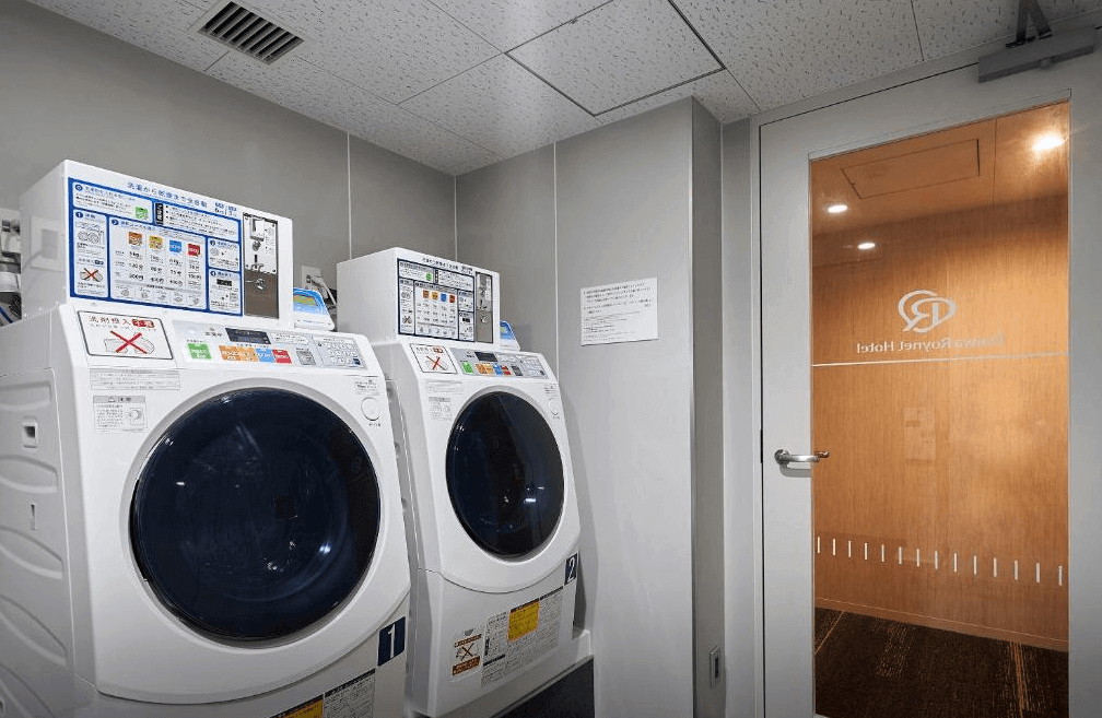【大分住宿】大分大和ROYNET飯店 (Daiwa Roynet Hotel Oita) 館內設置的自助洗衣房,整齊排列著投幣式洗衣機與烘衣機,完善的生活機能讓計畫在大分多日停留或出差的旅客能更方便地清洗衣物。