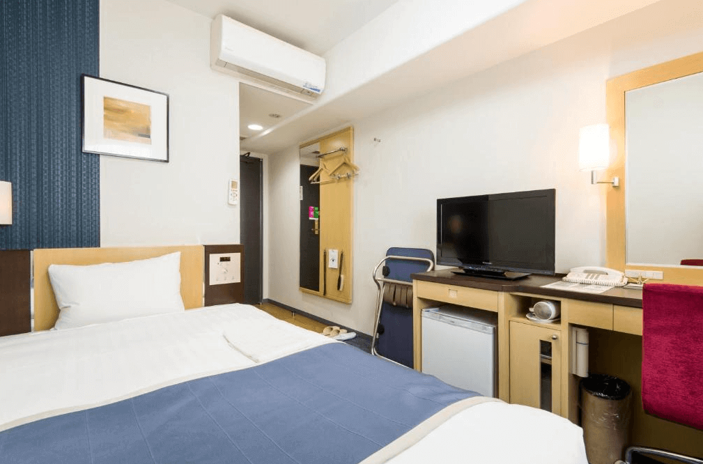 【大分住宿】大分JR九州布魯斯姆酒店 (JR Kyushu Hotel Blossom Oita) 的氣派大廳,由設計大師水戶岡銳治操刀,運用大量溫潤的天然木材打造精緻的格柵結構,天花板懸掛著充滿和風的大型傳統工藝紙燈籠,展現典雅的日式現代美學。