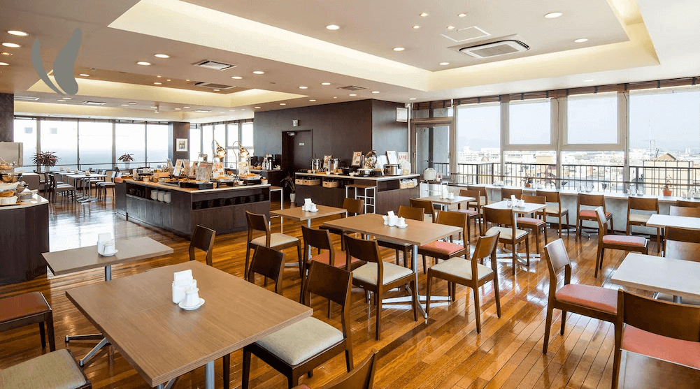 【大分住宿】大分JR九州布魯斯姆酒店 (JR Kyushu Hotel Blossom Oita) 的早餐自助餐檯一隅,主打精緻的日式「小缽料理」,多樣化的在地食材以小碟裝盛,整齊排列於木質餐檯上,提供視覺與味覺雙重享受的高品質用餐體驗。