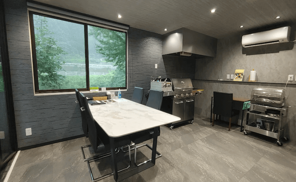 【霧島住宿】小鹿野溫泉美肌之湯飯店的專屬用餐空間，配備大型烤肉爐具、餐桌與簡易廚房設備，適合享受私密的烹飪樂趣。