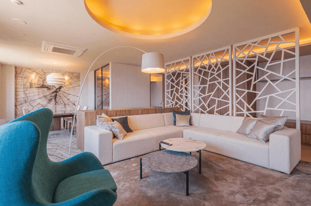 【屋久島住宿】「屋久島海洋與森林飯店（THE HOTEL YAKUSHIMA ocean & forest）寬敞的豪華客廳區，以現代風格家具、沙發與設計感燈飾布置，營造舒適高質感的休憩空間。」