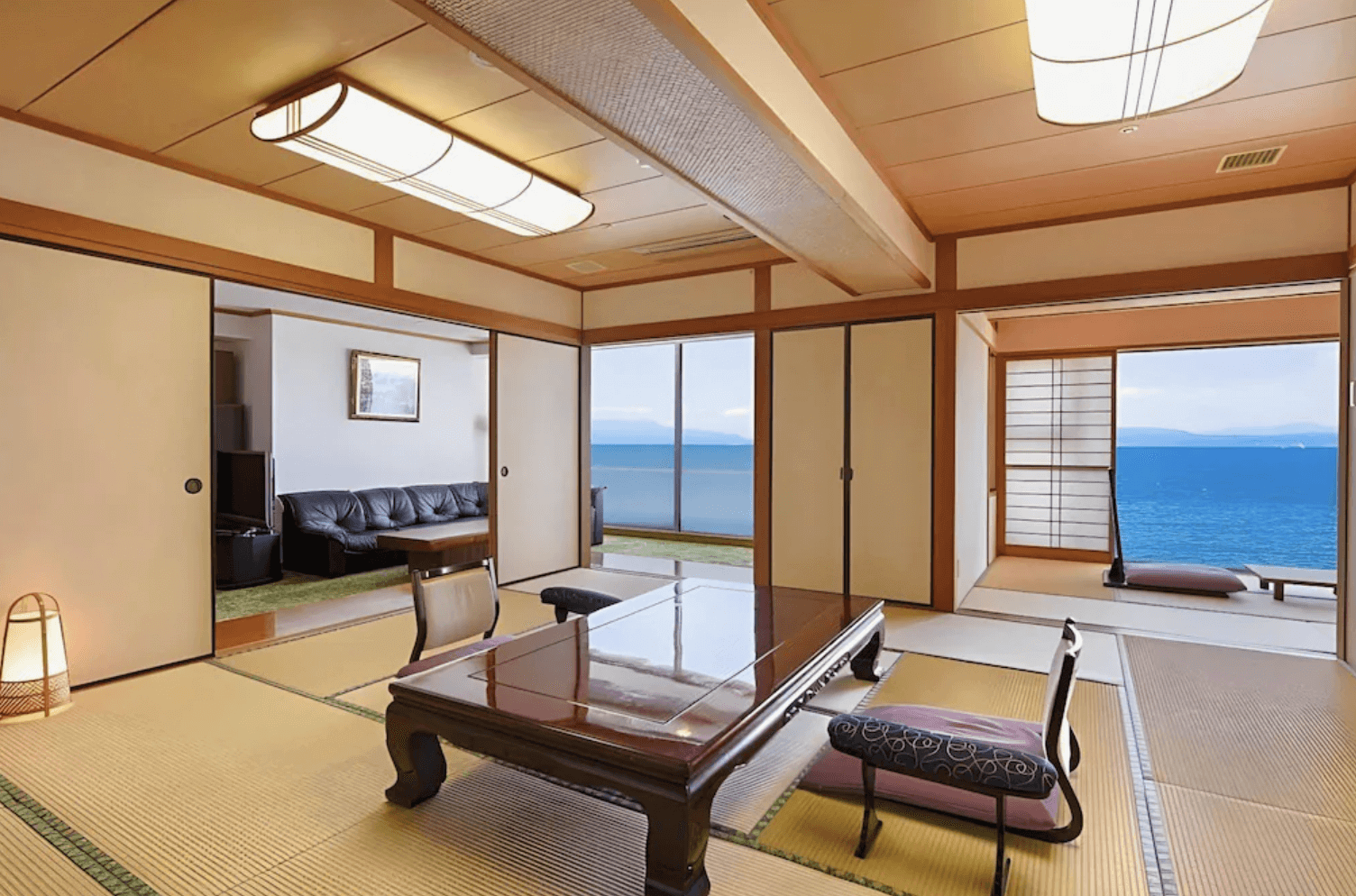 【指宿住宿】指宿海上飯店 (Ibusuki Kaijyo Hotel) 寬敞的傳統和室客房，鋪設榻榻米並配有精緻的日式座桌，拉開障子門後的廣緣空間擁有整面落地窗，提供無遮蔽的絕佳看海視野。