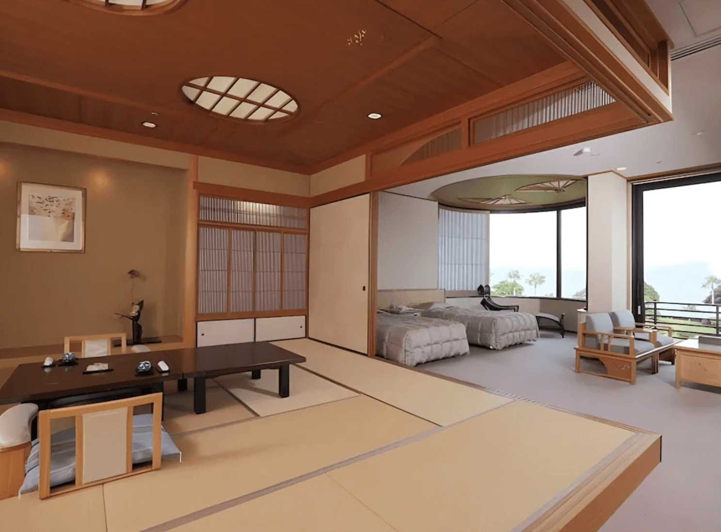 【指宿住宿】指宿白水館 (Ibusuki Hakusuikan) 寬敞豪華的特別客房，結合了廣闊的榻榻米和室與架高的西式床鋪區，並設有面海的圓弧形景觀廣緣，讓旅客能盡情享受奢華的度假時光。