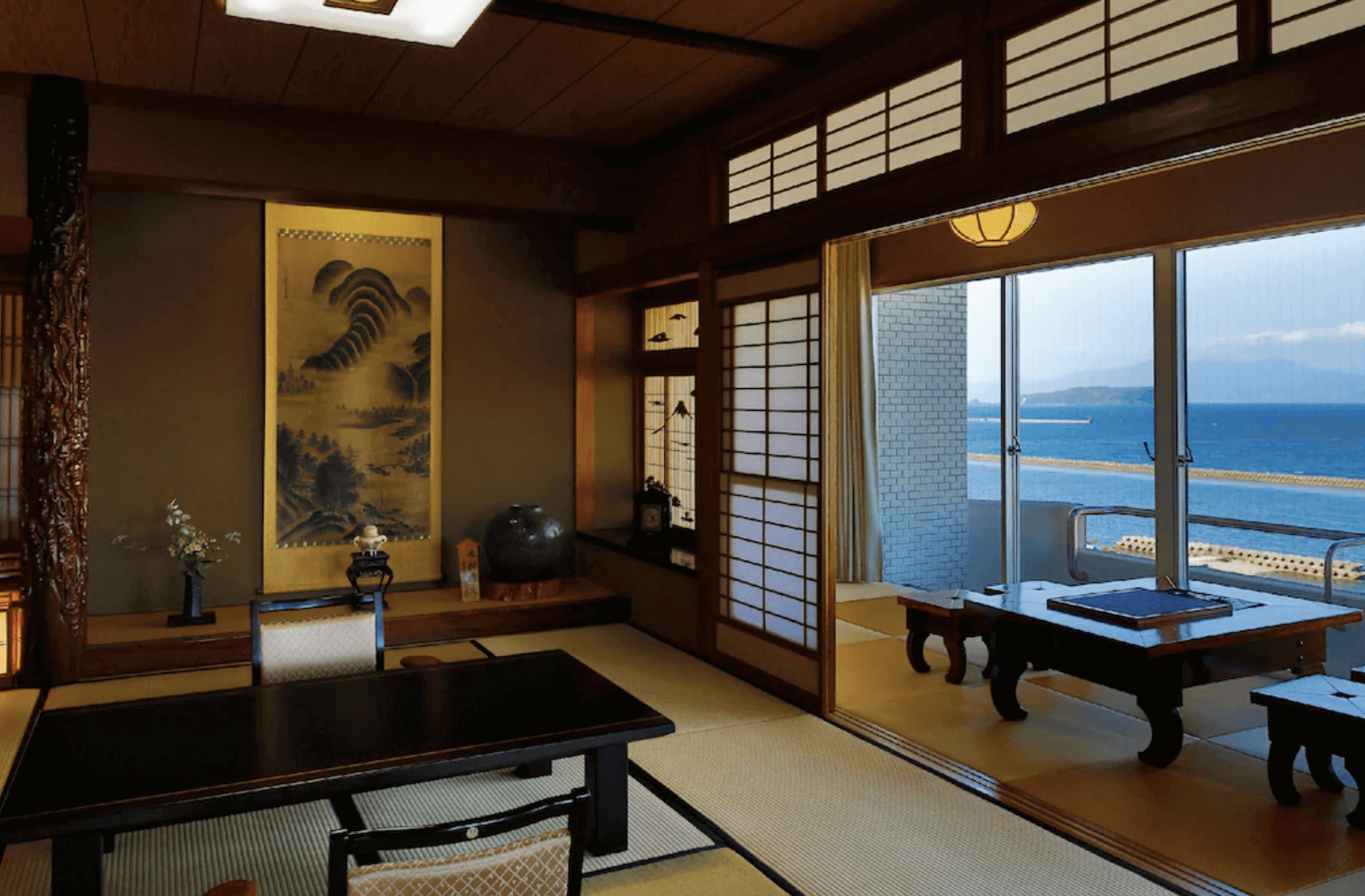 【指宿住宿】指宿秀水園旅館 (Ryokan Ibusuki Syusuien) 的傳統和室客房，掛有雅緻的水墨畫軸，拉開紙拉門後的窗邊觀景區（廣緣）正對著湛藍平靜的海景，讓旅客能在此靜心品茗。