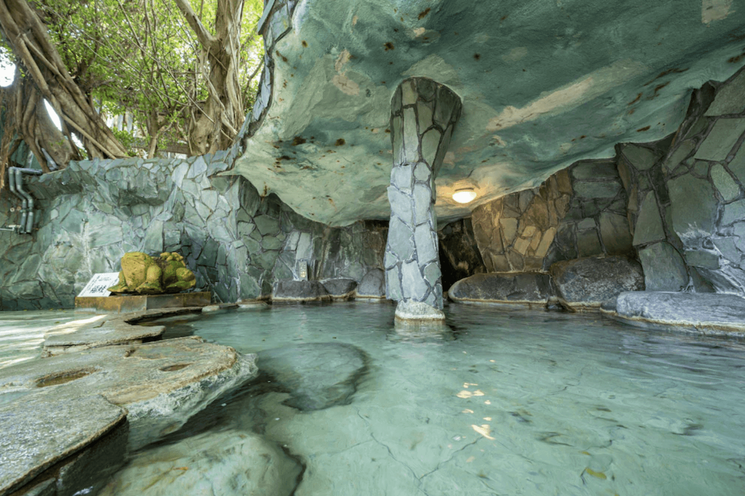 【指宿住宿】指宿鳳凰飯店 (Ibusuki Phoenix Hotel) 具代表性的岩石洞窟溫泉，以粗獷的天然岩石堆砌牆面與石柱，營造出宛如在神秘洞穴中探險般的獨特泡湯體驗。