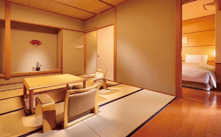 日勝生加賀屋 (Radium Kagaya) 的和洋式套房，擁有寬敞的傳統榻榻米客廳與日式座桌，後方連接著西式臥室，讓旅客在台灣也能體驗純正的日式旅館住宿氛圍。