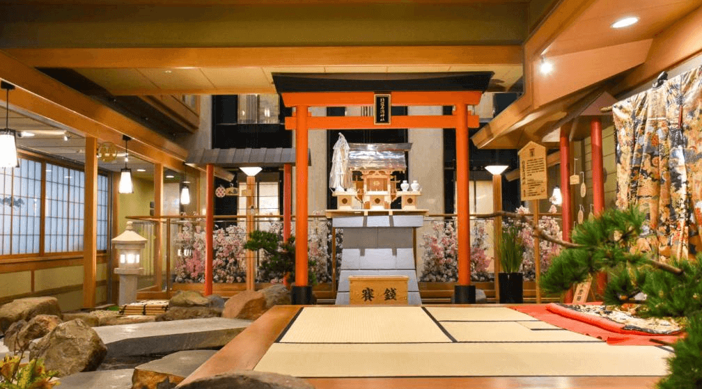 日勝生加賀屋 (Radium Kagaya) 館內著名的「金娘苑」，在室內大廳重現了精緻的日式庭園造景，設有朱紅色的鳥居與神社，是旅客感受濃厚日本文化與拍照打卡的熱點。