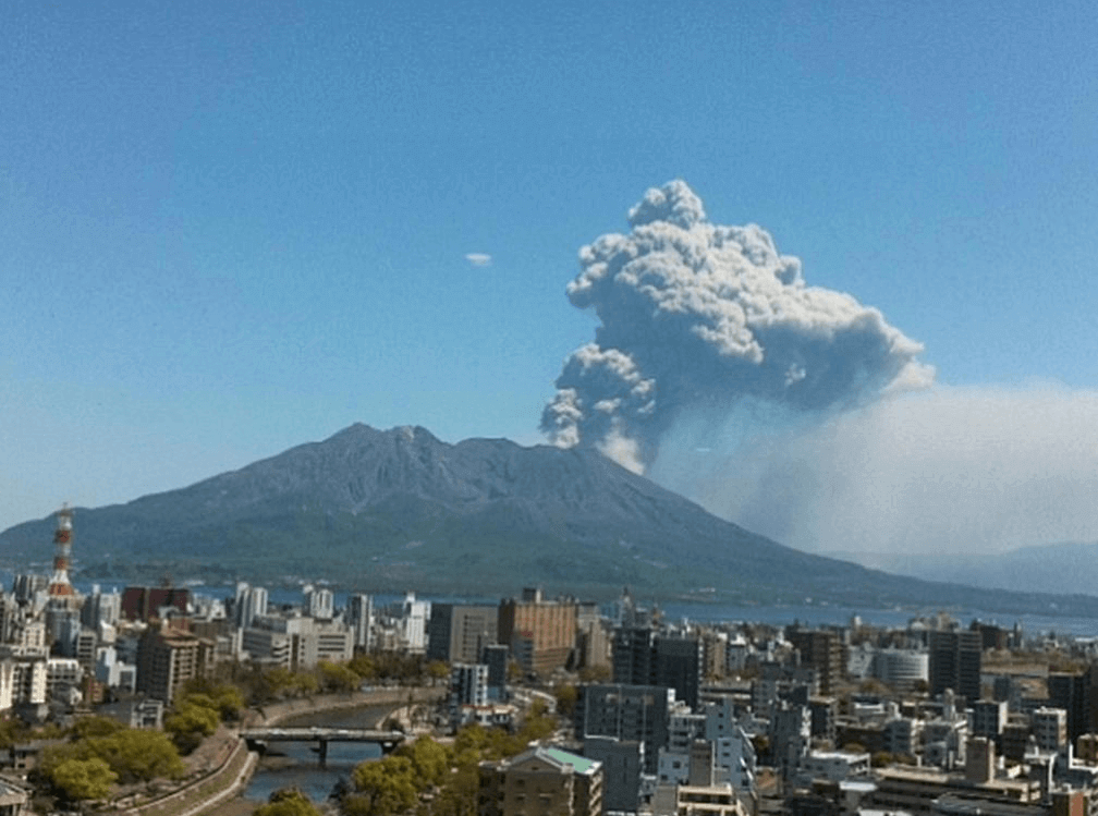 【鹿兒島住宿】索拉利亞西鐵飯店鹿兒島 (Solaria Nishitetsu Hotel Kagoshima) 所擁有的絕佳眺望視野，眼前即是正噴發出壯觀煙塵的櫻島火山，下方則為鹿兒島市區建築群與蜿蜒的河川景致。