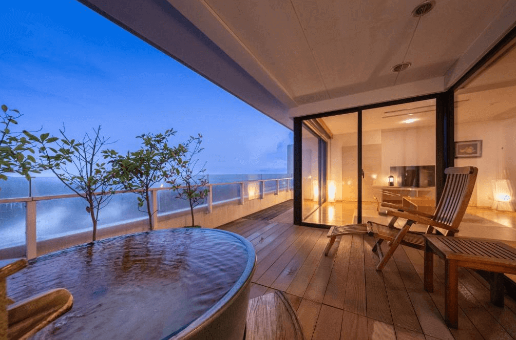 【霧島住宿】霧島國際飯店著名的半露天大浴場，擁有獨特的木造建築結構，浴池內充滿乳白色的硫磺溫泉水，並可欣賞戶外綠意盎然的日式庭園與石燈籠造景。