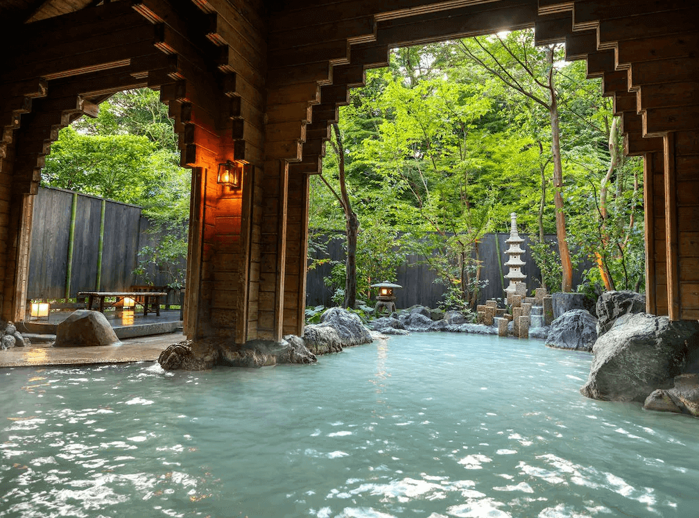 【霧島住宿】霧島國際飯店的景觀客房，擁有採光極佳的轉角落地窗，旅客在房內即可眺望遠方綿延的山脈以及霧島溫泉區特有的蒸氣繚繞景色。