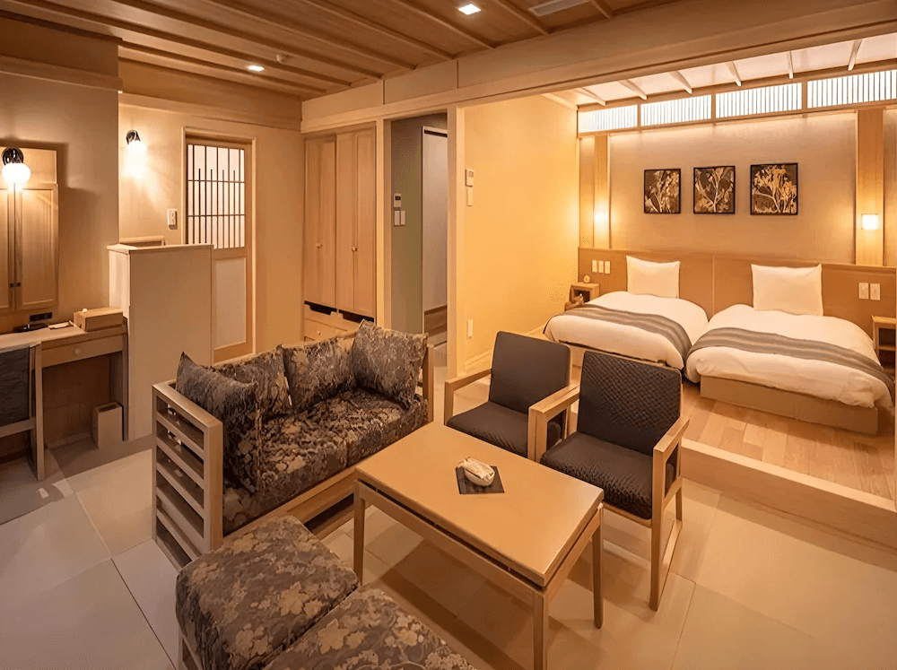 霧島山拉維斯塔飯店的和洋式客房，設有舒適的沙發休憩區，後方為架高的榻榻米床鋪區，完美融合了現代舒適與傳統日式風格。