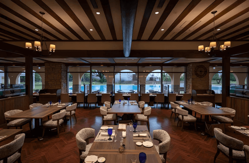 霧島山拉維斯塔飯店的景觀餐廳，擁有挑高的木樑天花板與典雅的圓拱落地窗設計，用餐環境寬敞，可飽覽戶外泳池與庭園美景。