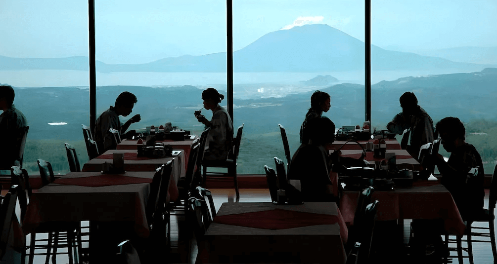 【霧島住宿】霧島溫泉旅人山莊飯店，擁有大片落地窗的景觀餐廳，房客在用餐的同時，背後映襯著開闊的火山與平原全景。