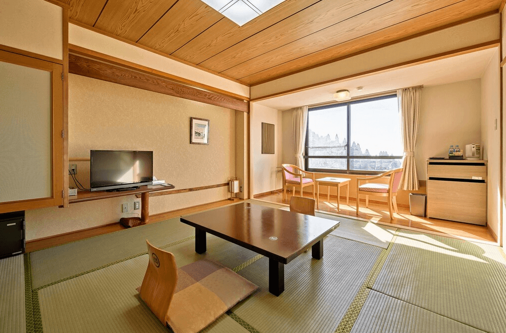 【霧島住宿】霧島酒店的傳統日式客房，寬敞的榻榻米空間配有原木座桌，窗邊特別設有設有桌椅的廣緣休憩區，充滿寧靜的日式氛圍。