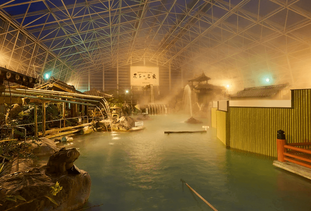 【霧島住宿】霧島酒店著名的「硫黃谷庭園大浴場」，擁有如巨型溫室般的壯觀挑高設計，浴池區內樹木林立，彷彿置身於室內森林中享受溫泉。