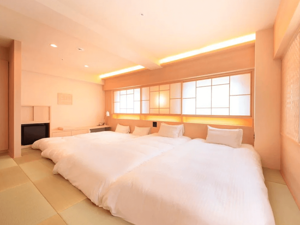 【鹿兒島住宿】鹿兒島華盛頓廣場飯店 (Kagoshima Washington Hotel Plaza) 的明亮休憩與用餐區，排列著許多深色圓桌與座椅，透過大面窗戶可欣賞戶外街景，空間寬敞且採光充足。