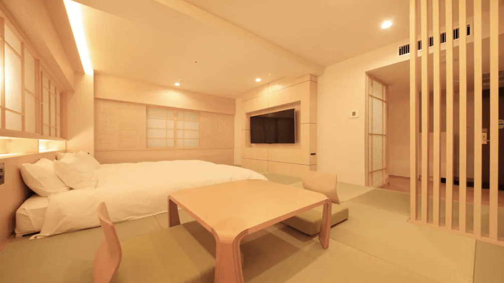 【鹿兒島住宿】鹿兒島華盛頓廣場飯店 (Kagoshima Washington Hotel Plaza) 的簡約雙床客房，配置兩張舒適單人床，牆側設有長條形木質辦公桌與電視，提供機能完善的住宿空間。