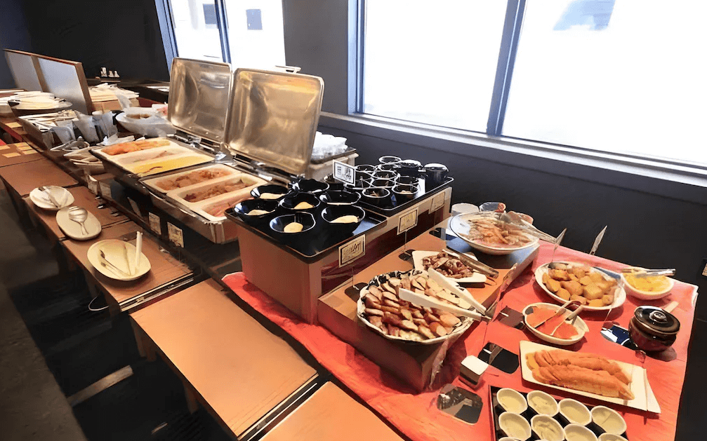 【鹿兒島住宿】鹿兒島華盛頓廣場飯店 (Kagoshima Washington Hotel Plaza) 的客房衛浴設備，採用標準的整體浴室設計，包含浴缸、淋浴設備、免治馬桶與洗臉台，空間整潔明亮。